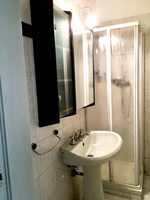 Douche, séchoir à cheveux, bidet, serviettes fournies