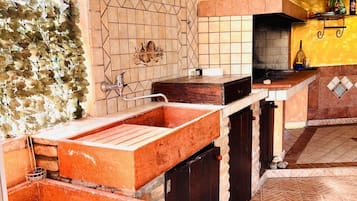 Coffee/tea maker, fridge, microwave, oven