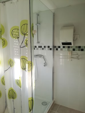 Haartrockner, Handtücher, Toilettenpapier