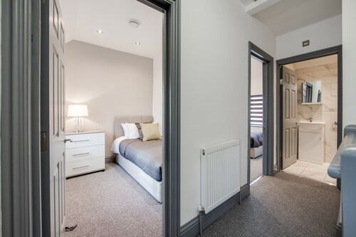 4 Bed - Sleeps 6 - Private Garden - Free Parking