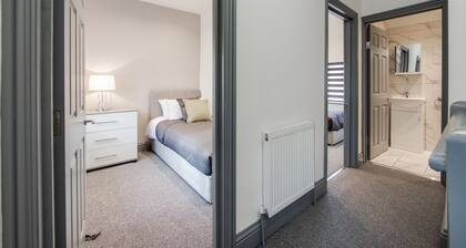 4 Bed - Sleeps 6 - Private Garden - Free Parking