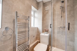 House | Bathroom | Shower, hair dryer, towels - 4 Bed - Sleeps 6 - Private Garden - Free Parking (Ashford)