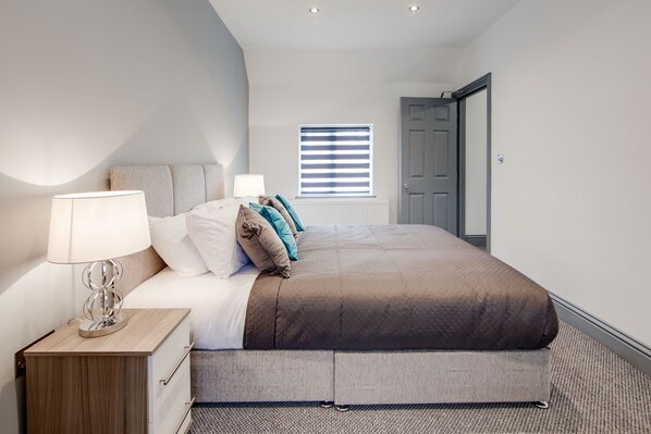 House | 4 bedrooms, iron/ironing board, free WiFi, bed sheets - 4 Bed - Sleeps 6 - Private Garden - Free Parking (Ashford)