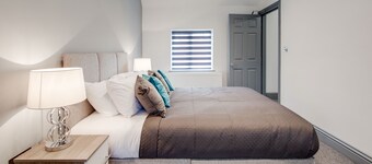 4 Bed - Sleeps 6 - Private Garden - Free Parking