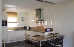 Réfrigérateur, surface de cuisson, lave-vaisselle, cafetière-théière