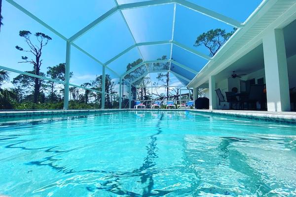 Alberca al aire libre y alberca climatizada