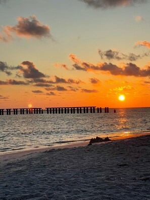 Plage à proximité, chaise longue, serviettes de plage