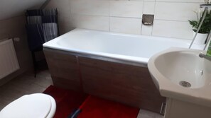 Bathtub, towels, soap, shampoo - Pilgerglück the vacation apartment with a beautiful garden and many extras (Jüchen)