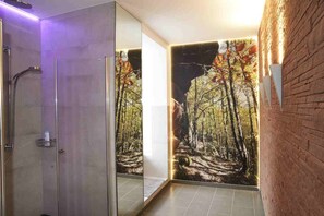 Bañera, secador de pelo, toallas y jabón