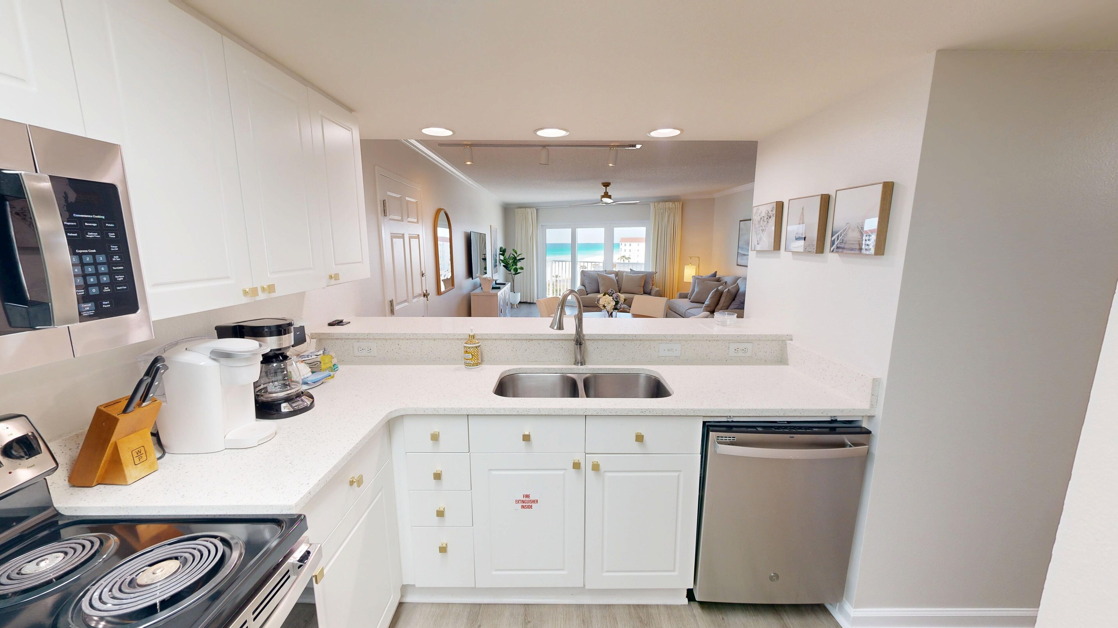 Refrigerador, microondas, cafetera/tetera, tostadora