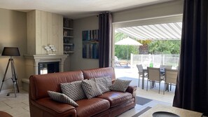 TV, fireplace - VILLA WITH SECURE POOL, WALKING DISTANCE TO THE BEACH (Sainte-Maxime)