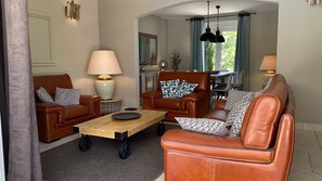 TV, fireplace - VILLA WITH SECURE POOL, WALKING DISTANCE TO THE BEACH (Sainte-Maxime)