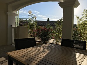 Outdoor dining - Air-conditioned Mazet Les Issambres in Secure Residence with Swimming Pool (Les Issambres)