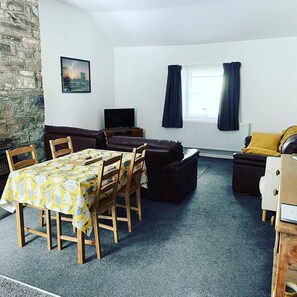 تلفزيون ذكي، مدفأة، مشغل دي في دي، كُتُب