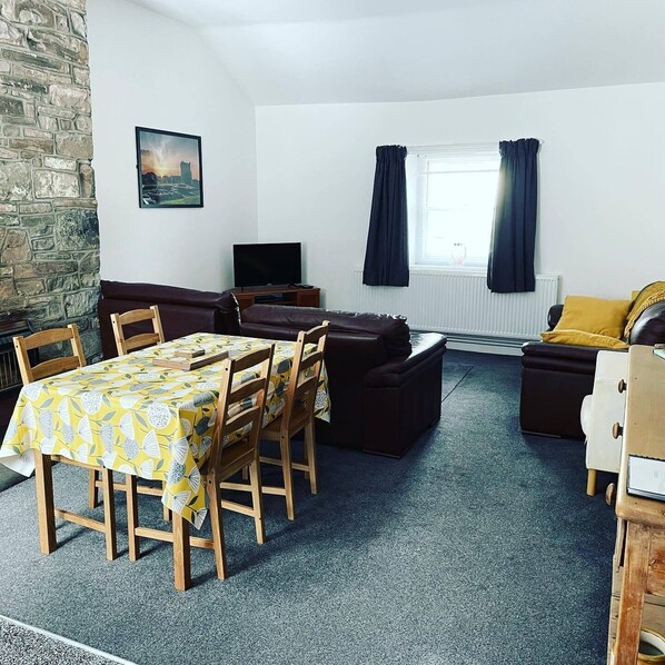 Smart-TV, Kamin, DVD-Player, Bücher