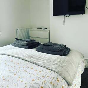 2 chambres, fer et planche à repasser, lit de bébé portatif