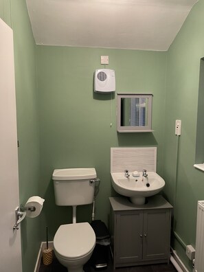 Dusche, Haartrockner, Handtücher, Toilettenpapier