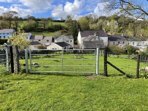 المنطقة المحيطة بالمنشأة