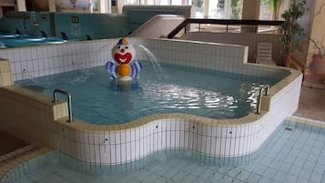 Una piscina techada, una piscina al aire libre