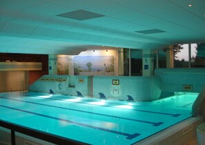 Una piscina cubierta, una piscina al aire libre