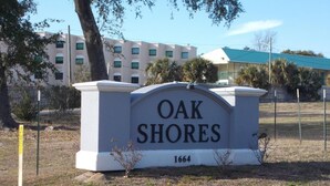 Ein Schild für Oak Shores mit der Nummer 1664.