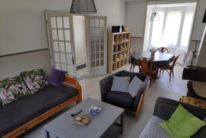 Televisie, een dvd-speler, boeken en een muziekbibliotheek