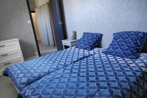 5 bedrooms, iron/ironing board, WiFi, bed sheets
