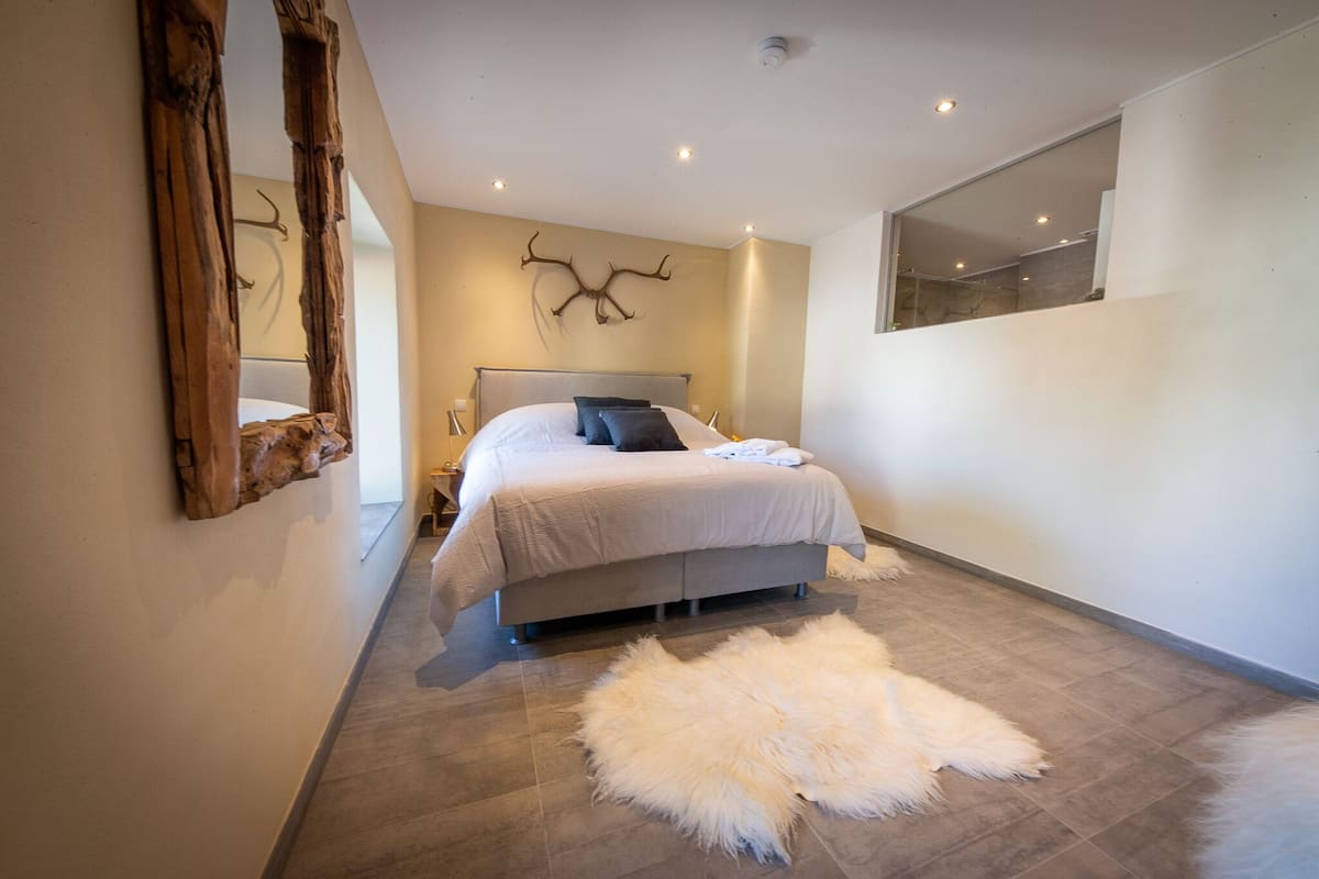 Ropa de cama de alta calidad y camas con pillow-top
