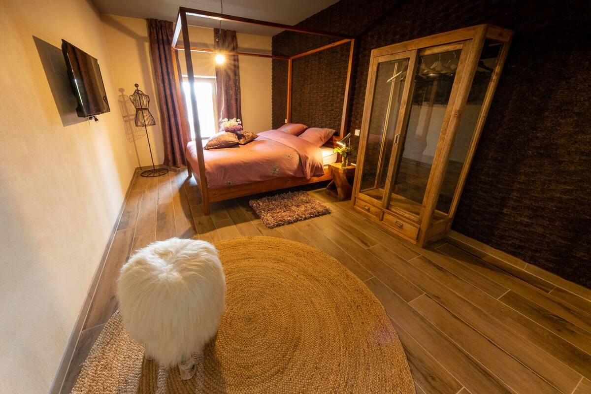 Ropa de cama de alta calidad y camas con pillow-top
