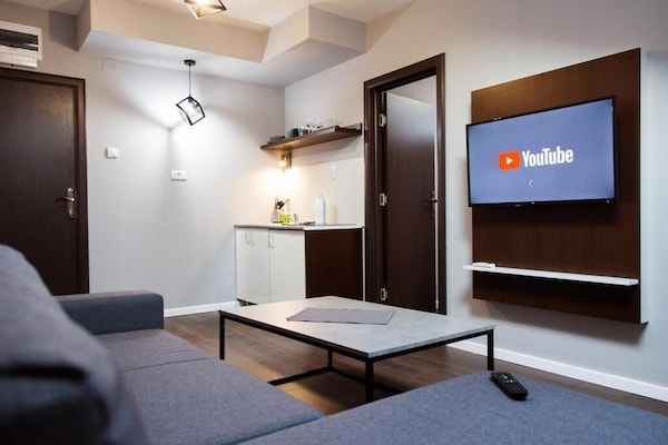 Business appartement | Woonruimte | Een 32-inch lcd-televisie met kabelzenders en televisie