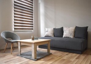 Studiosuite – superior | Oppholdsområde | En 32-tommers LCD-TV med kabel-kanaler samt TV