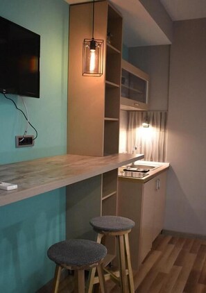 Studio – deluxe | Oppholdsrom | En 32-tommers LCD-TV med kabel-kanaler samt TV