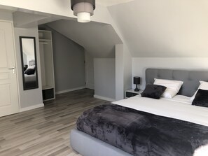 4 makuuhuonetta, silitysrauta/-lauta, ilmainen Wi-Fi, vuodevaatteet