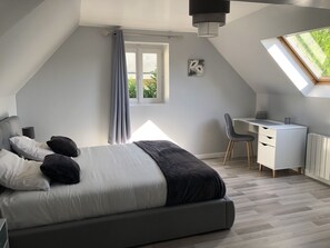 3 slaapkamers, een strijkplank/strijkijzer, gratis wifi, beddengoed