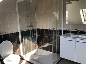 Een douche, een haardroger, handdoeken, toiletpapier