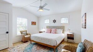 2 bedrooms, WiFi, bed sheets - Pet Friendly, Large Fenced Yard, Shaded Back Porch, Ample Parking (Port Aransas)