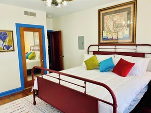 2 quartos, escrivaninha, ferros/tábuas de passar roupa, berço de viagem
