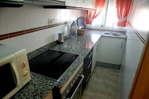 Een koelkast, een magnetron, een oven, een kookplaat