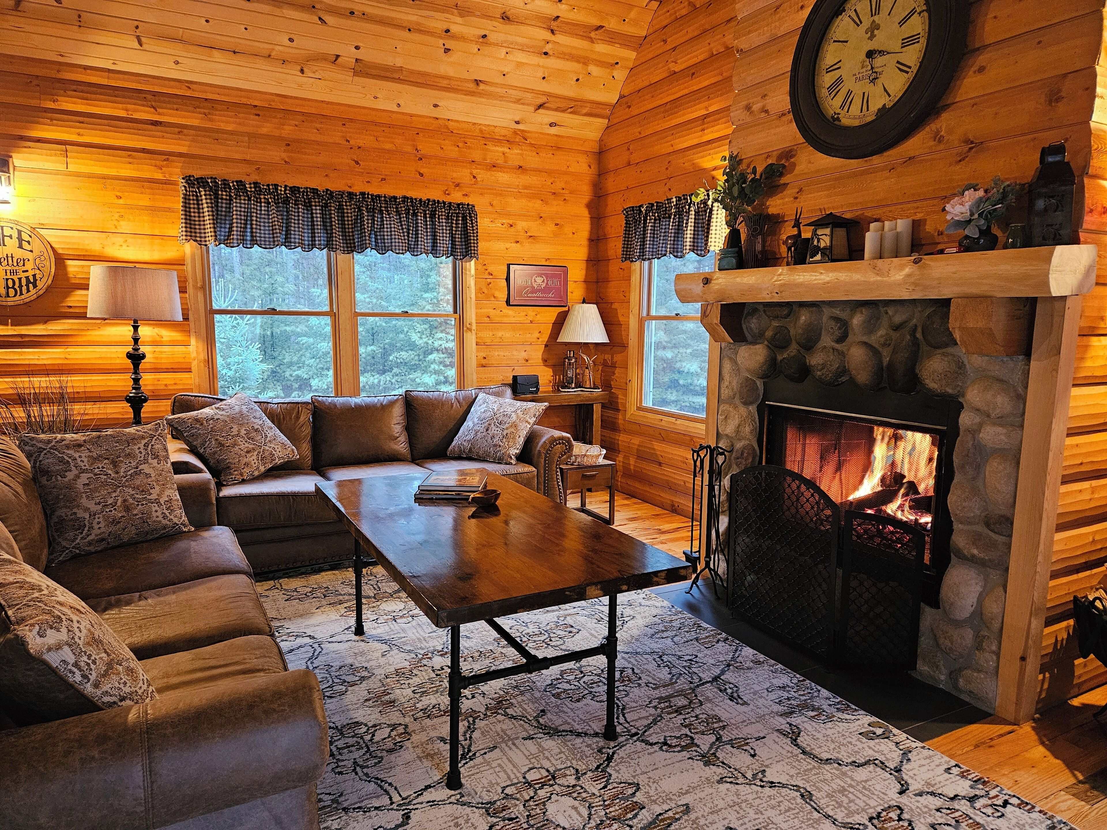 Smart TV, fireplace, DVD player, table tennis