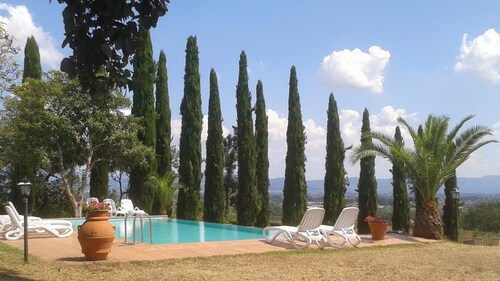 Montecarlo, 1.5 acres, private pool, walk to restaurants. WIFI  Close Lucca