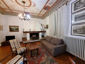 Fernseher, Kamin, Tischtennisplatte, Bücher