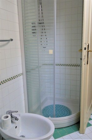 Separate bathtub and shower, bidet, towels, soap - Montecarlo, 1.5 acres, private pool, walk to restaurants. WIFI  Close Lucca (Montecarlo)
