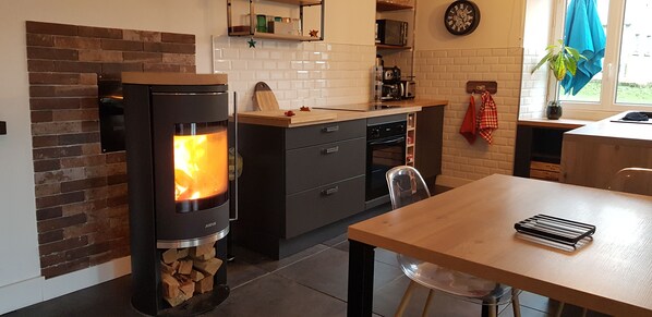 Réfrigérateur, micro-ondes, four, plaque de cuisson