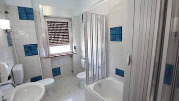 Banheira, secador de cabelo