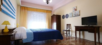 Apartment in the center: 5 bedrooms; 10 beds; 3 bathrooms