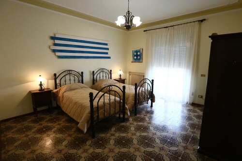 Apartment in the center: 5 bedrooms; 10 beds; 3 bathrooms