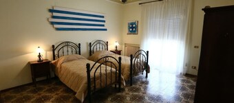 Apartment in the center: 5 bedrooms; 10 beds; 3 bathrooms