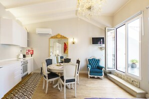 Interior - River view Portuguese Soul with terrace in picturesque Alfama, sleeps 7 (Lisboa)