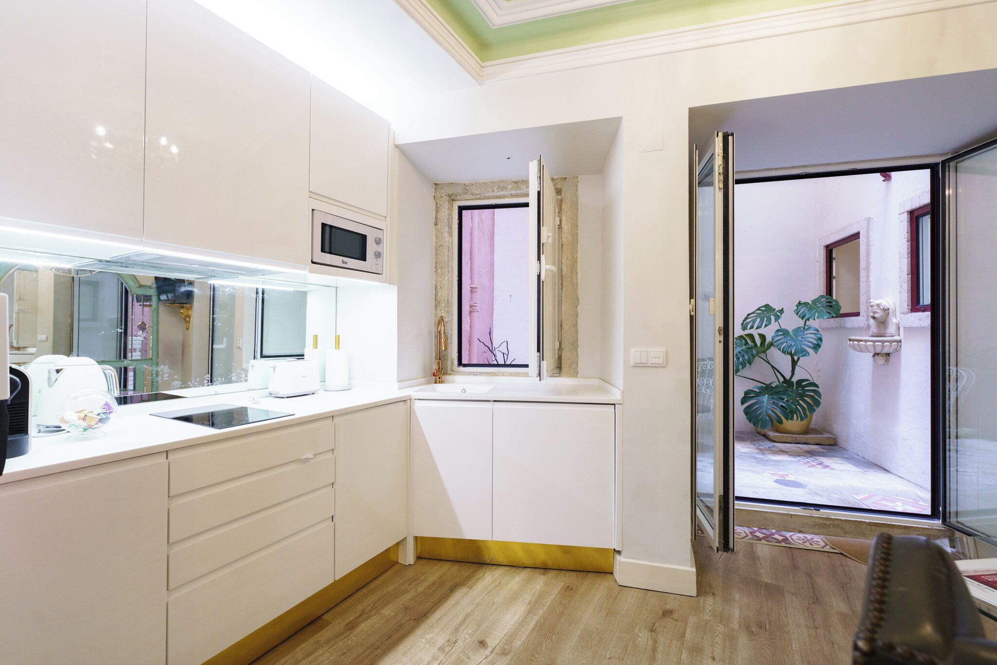 Fridge, oven, stovetop, dishwasher