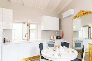 Geladeira, fogão, cooktop, lava-louças
